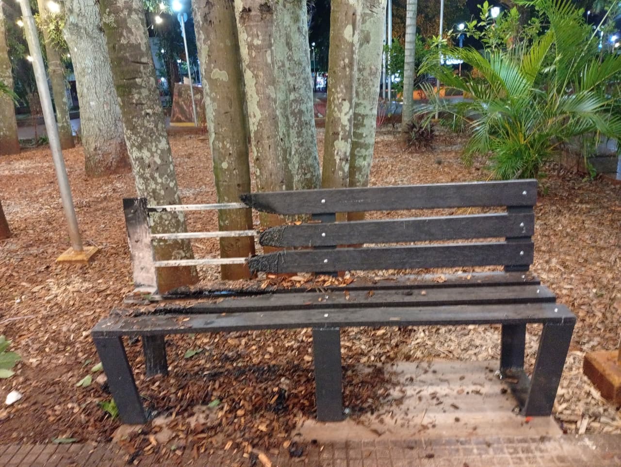 Eldorado: vándalos quemaron un banco en la Plaza Sarmiento